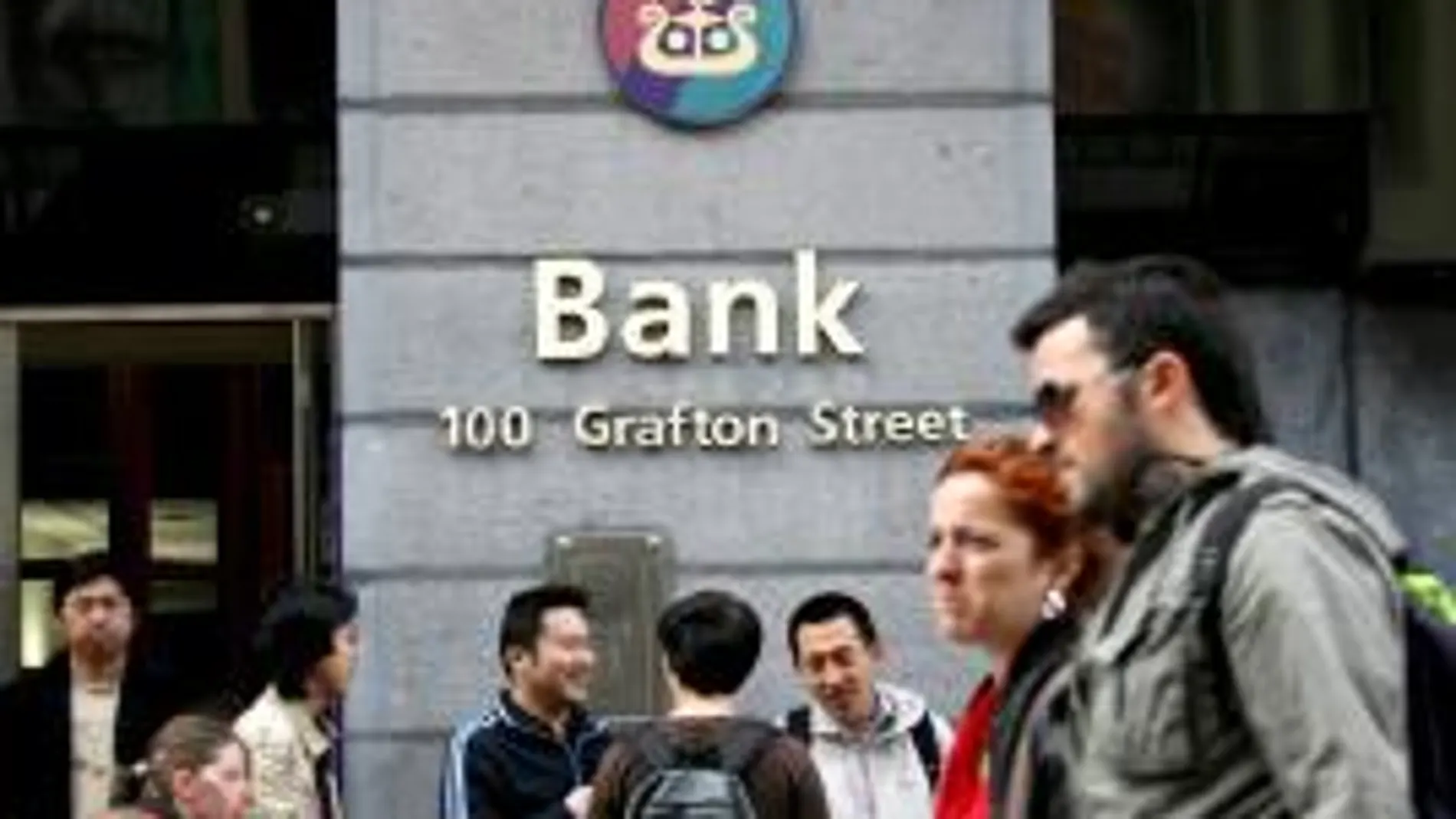 Fotografía del 10 de mayo de 2007 de personas caminando junto a una sede del Anglo Irish Bank (AIB) en Dublín (Irlanda).