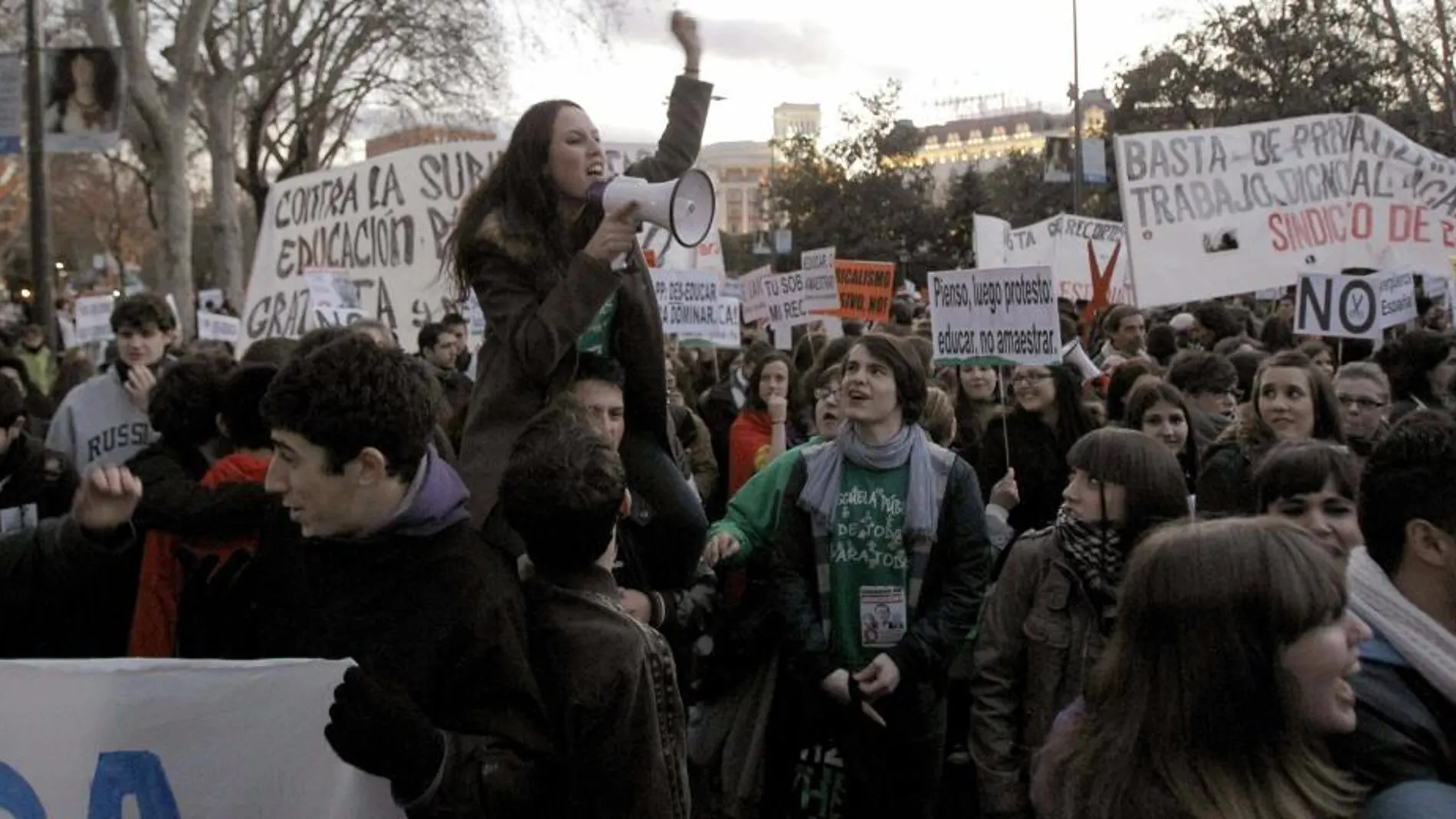 Momento de una manifestación contra la Lomce convocada por la Plataforma madrileña por al Escuela Pública