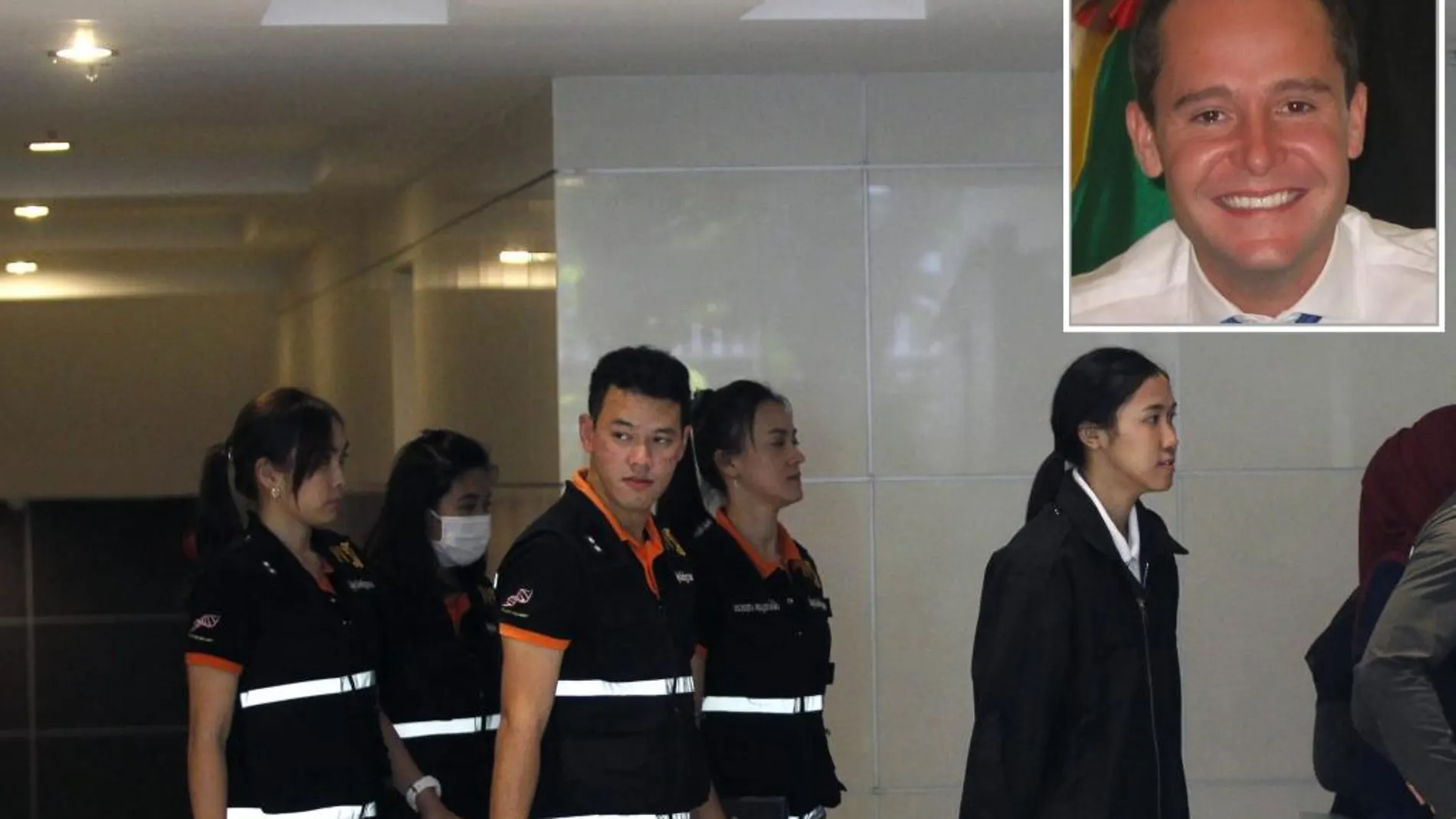 Policías forenses tailandeses salen de la residencia del ciudadano español David Bernat (en la imagen pequeña).