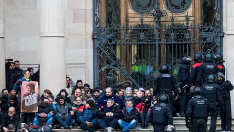 El operativo de los Mossos en las puertas del TSJC se vio forzado a desalojar uno a uno a todos los manifestantes convocados en la protesta independentista