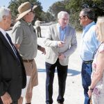 El presidente de la Fundación Atapuerca, Antonio Miguel Méndez Pozo, con uno de los codirectores del yacimiento