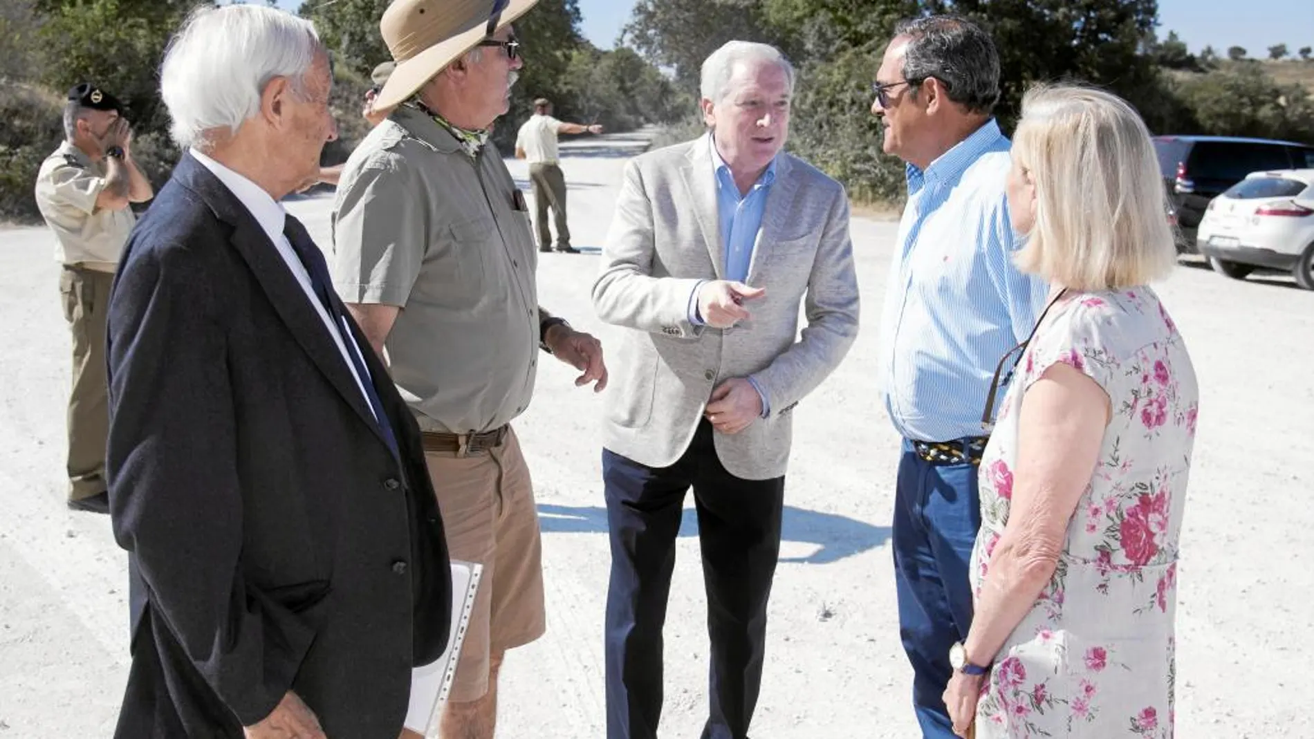 El presidente de la Fundación Atapuerca, Antonio Miguel Méndez Pozo, con uno de los codirectores del yacimiento