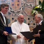 El Papa Francisco mientras recibe el premio Carlomagno de manos del regidor de Aquisgrán, Marcel Philipp, y del miembro de la Fundación Carlomagno, Jürgen Linden