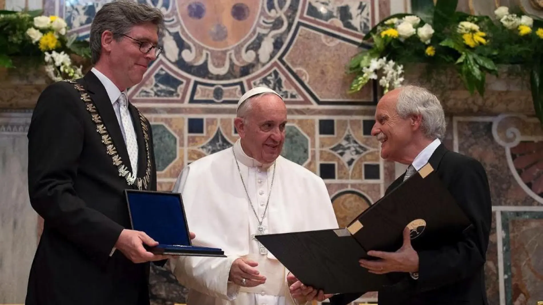 El Papa Francisco mientras recibe el premio Carlomagno de manos del regidor de Aquisgrán, Marcel Philipp, y del miembro de la Fundación Carlomagno, Jürgen Linden
