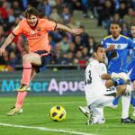 messi tira a puerta en una de las muchas ocasiones que tuvo. «Cata» y Codina sólo pueden mirar