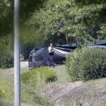 Los investigadores franceses trabajan en el área del atentado, cerca de Lyon, donde fue hallada la cabeza de un hombre, el supuesto jefe del yihadista Salhi