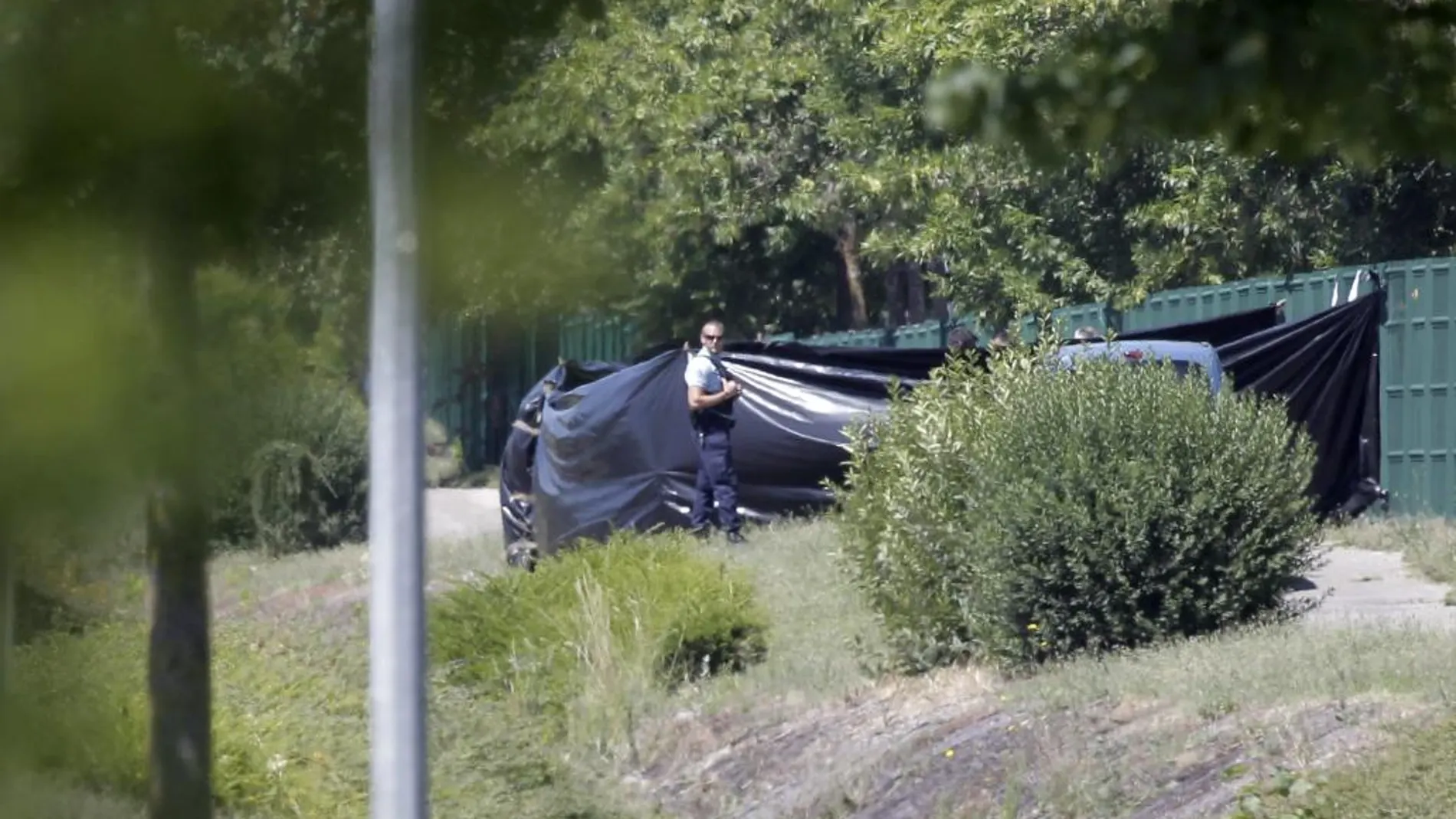 Los investigadores franceses trabajan en el área del atentado, cerca de Lyon, donde fue hallada la cabeza de un hombre, el supuesto jefe del yihadista Salhi