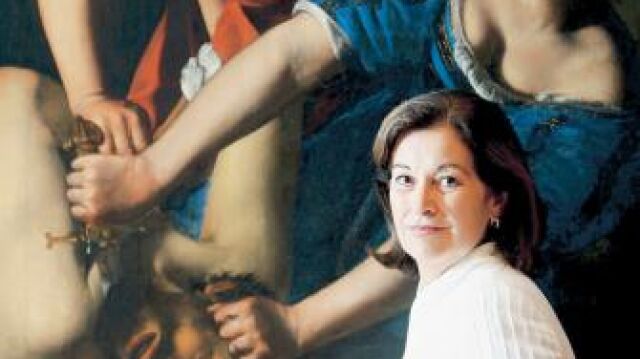 Carmen Romero posa junto a «Judit y Holofernes», de Artemisia Gentileschi, que se exhibe hasta el 2 de agosto en el Museo Thyssen