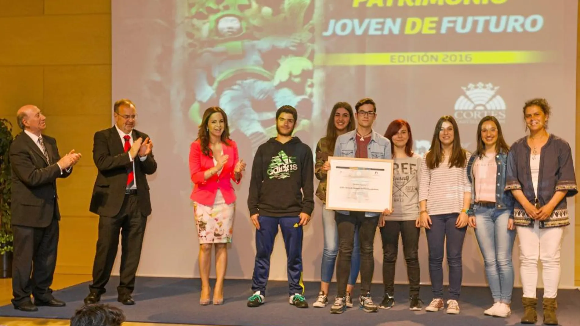 De izq. a drcha, «Peridis», Fernando Rey y Silvia Clemente, junto a los jóvenes estudiantes galardonados