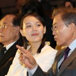 El presidente de Corea del Sur, Moon Jae-in, conversa con Kim Jo-Jong/Reuters