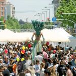 Las familias fueron las grandes protagonistas de la primera edición del evento «Fem festa, fem Paral·lel», que ayer llenó la avenida