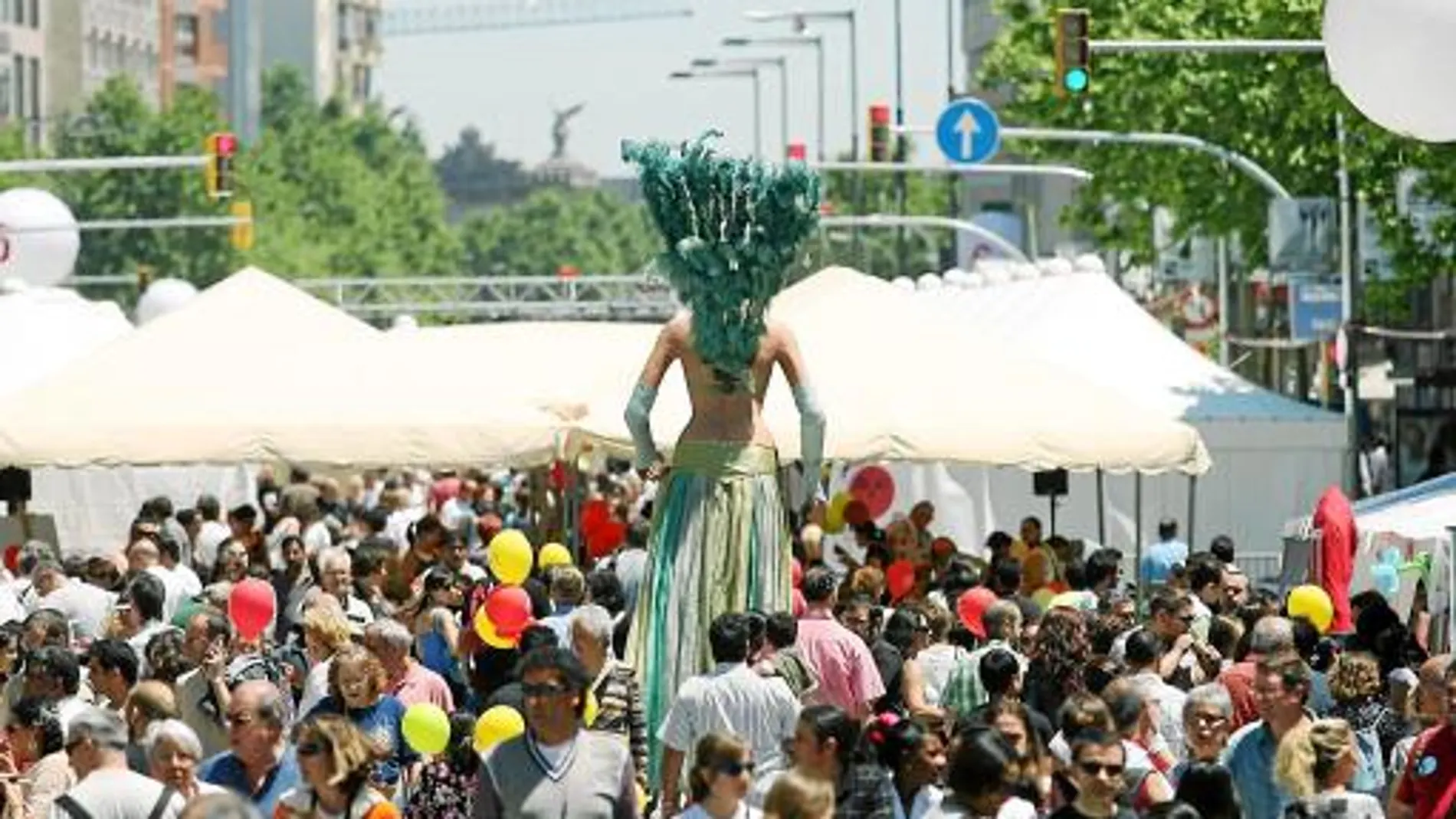 Las familias fueron las grandes protagonistas de la primera edición del evento «Fem festa, fem Paral·lel», que ayer llenó la avenida