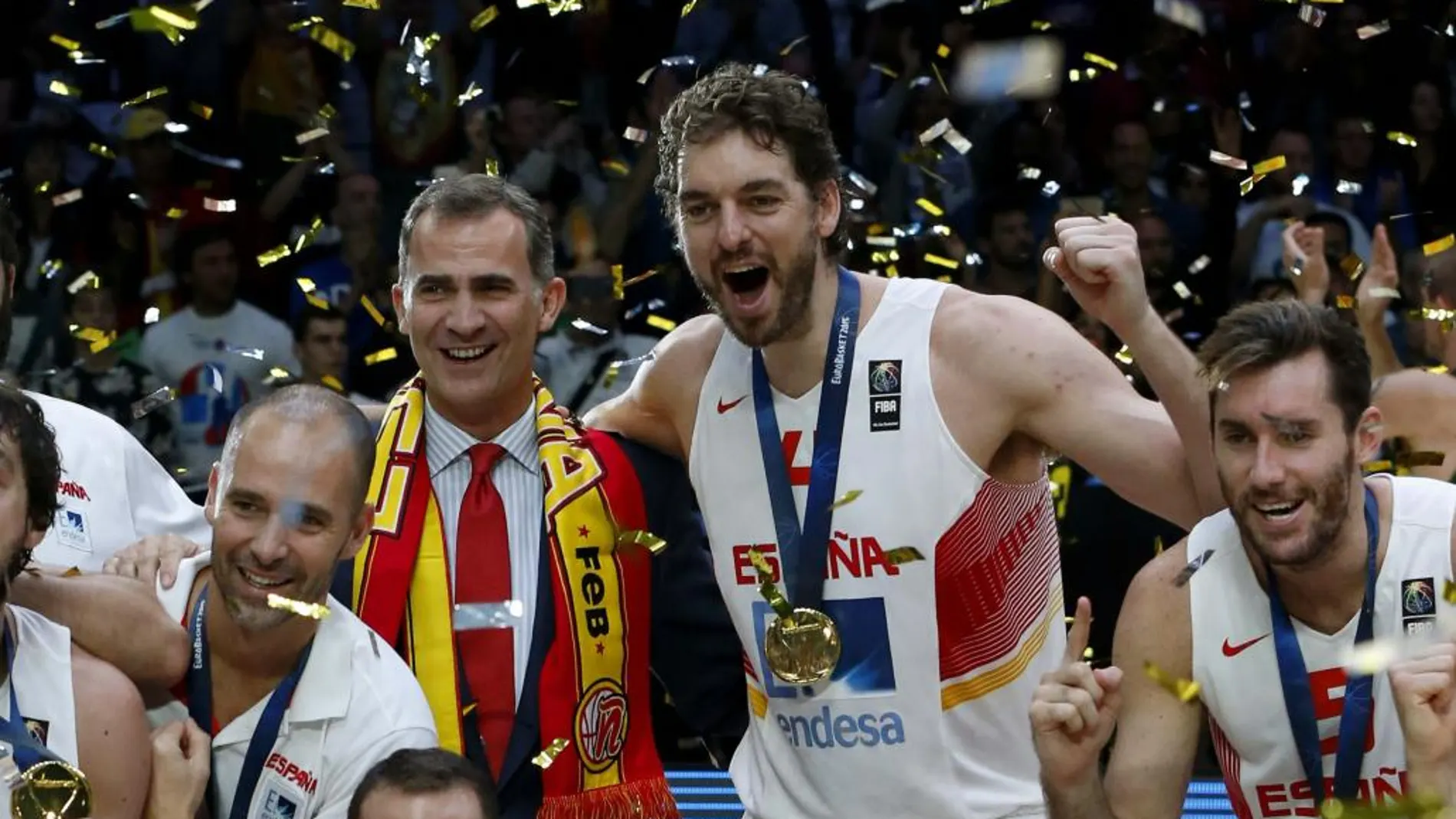 El rey Felipe posa con los jugadores de selección española.