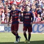 Luis Suárez (i) celebra con su compañero, el delantero argentino Leo Messi (d), el segundo gol que ha marcado ante el Granada.