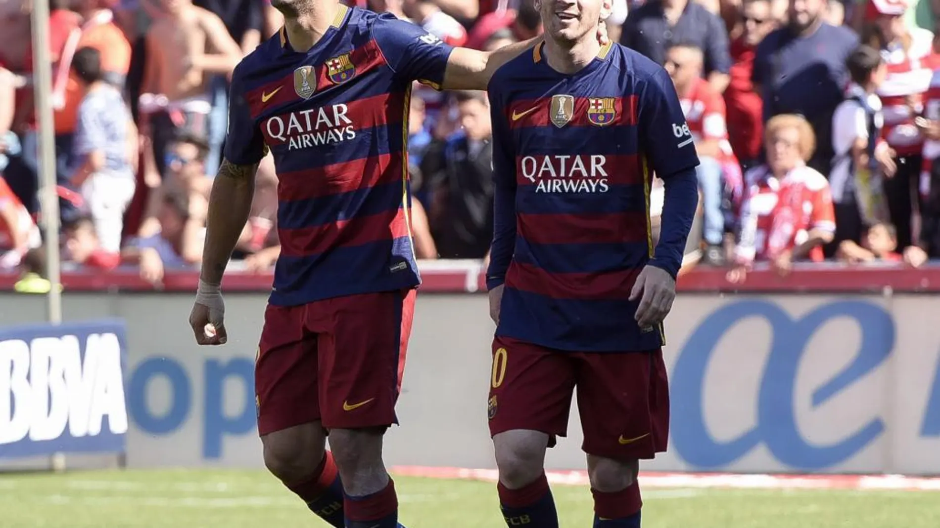 Luis Suárez (i) celebra con su compañero, el delantero argentino Leo Messi (d), el segundo gol que ha marcado ante el Granada.