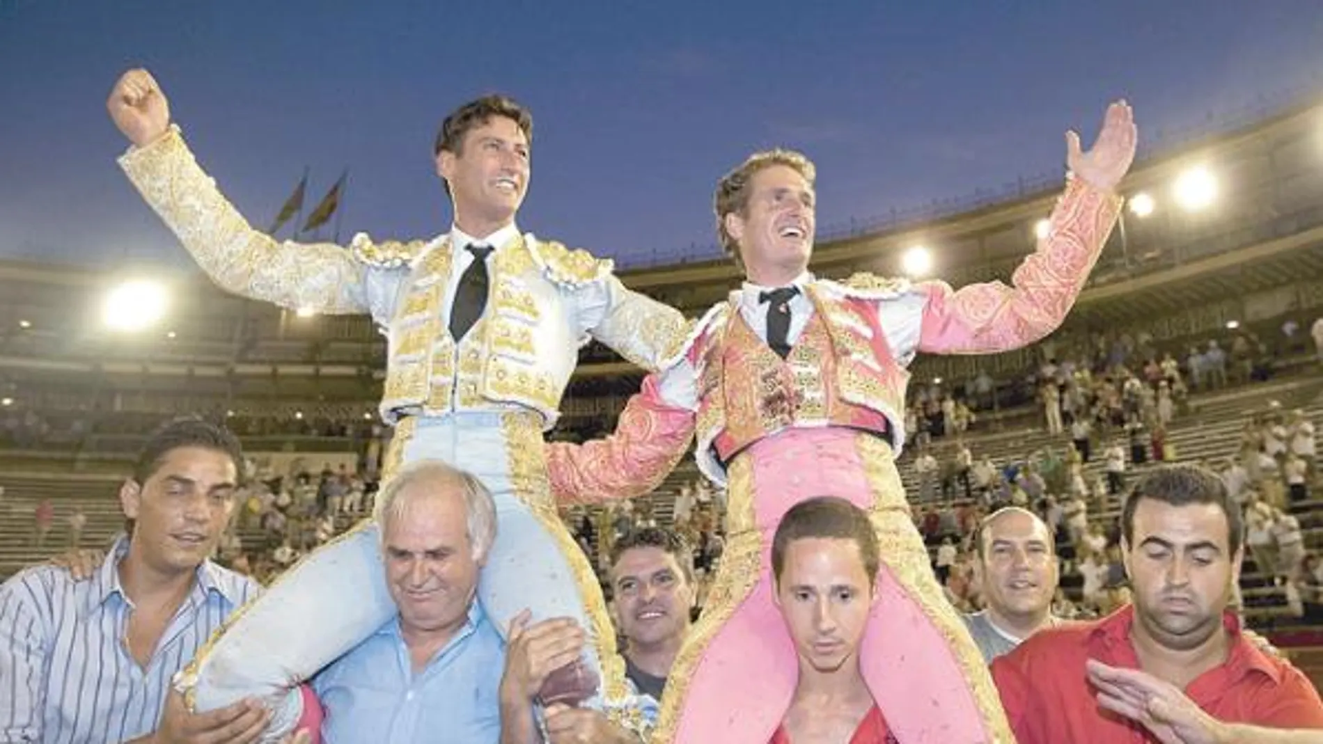 José Luis Moreno sale a hombros con José Calvo, ayer en Valencia