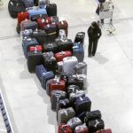 Cientos de maletas se amontonaban ayer en las cintas de Barajas