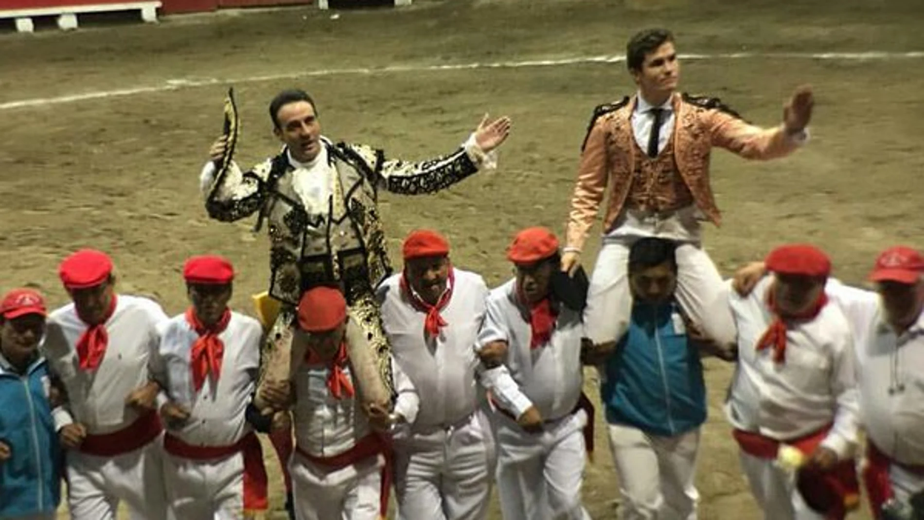 Enrique Ponce y Daniel Luque salen a hombros del ruedo de la Belmonte de Quito