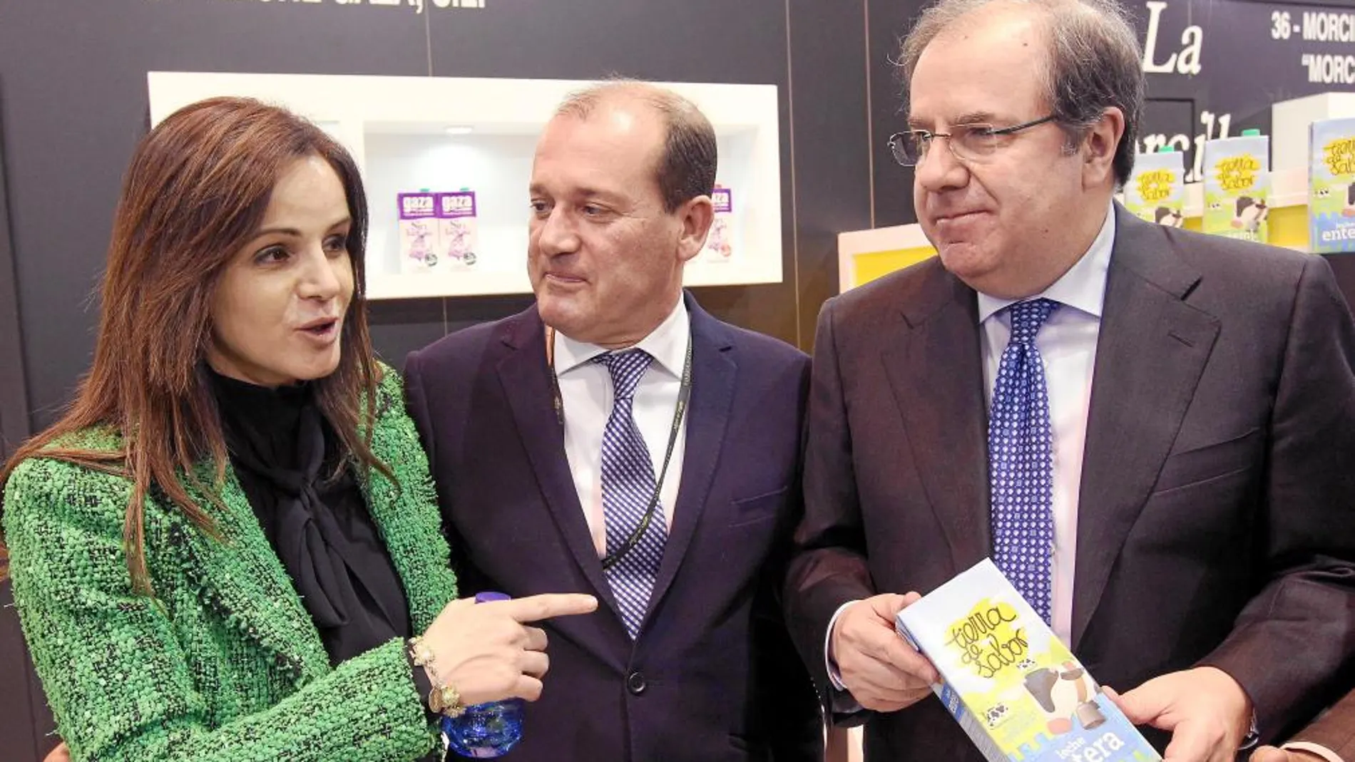Juan Vicente Herrera y Silvia Clemente visitan en Madrid el expositor de Gaza, que envasa la Leche Tierra de Sabor