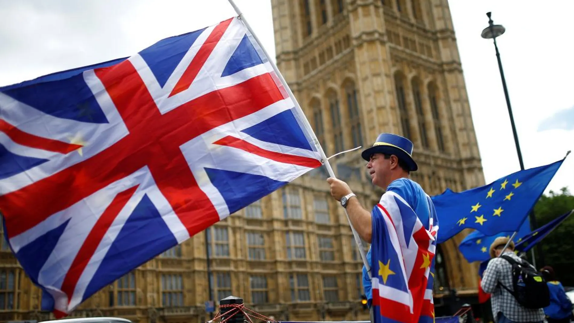 Un anti-Brexit ante el parlamento británico/Foto: Reuters