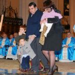 Una familia participa en las ofrendas de la vigilia del año pasado, bajo la mirada de sacerdotes y un diácono revestidos de azul, color excepcional en honor a la Inmaculada Concepción