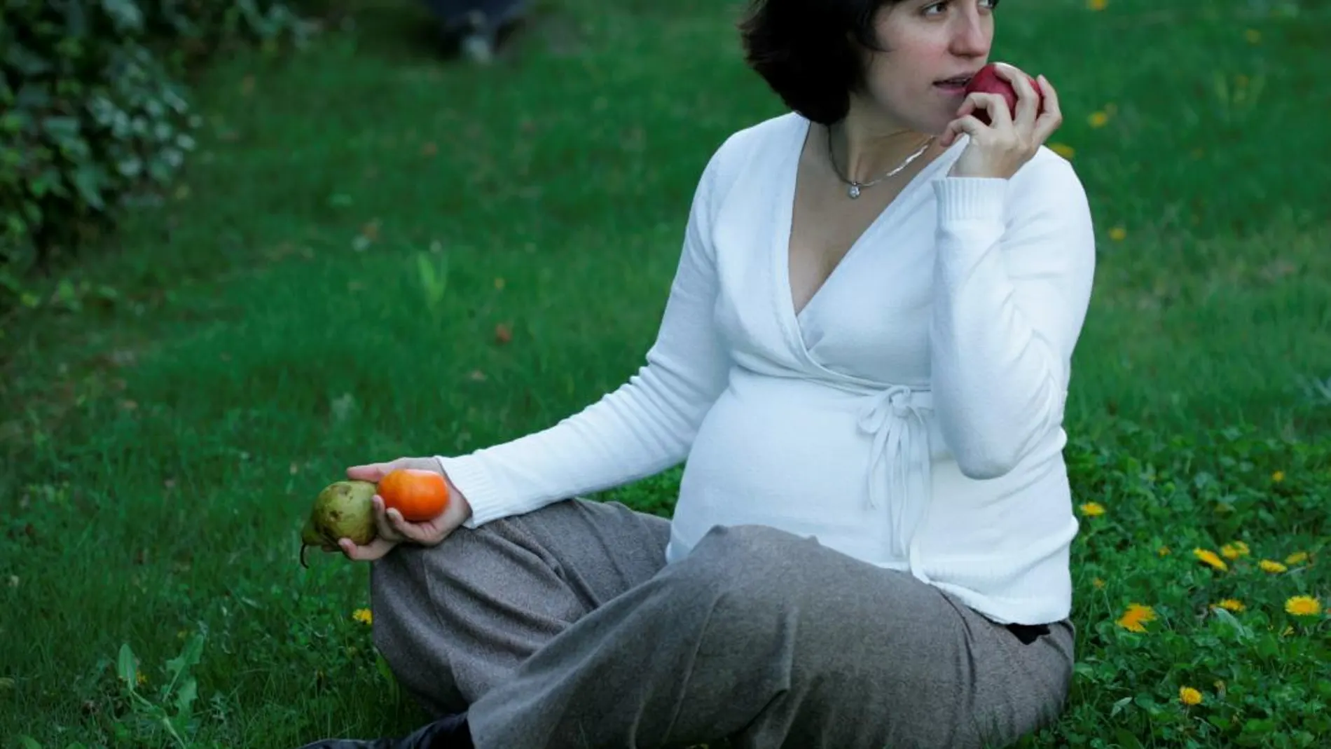Los expertos recomiendan comer mucha fruta durante el embarazo