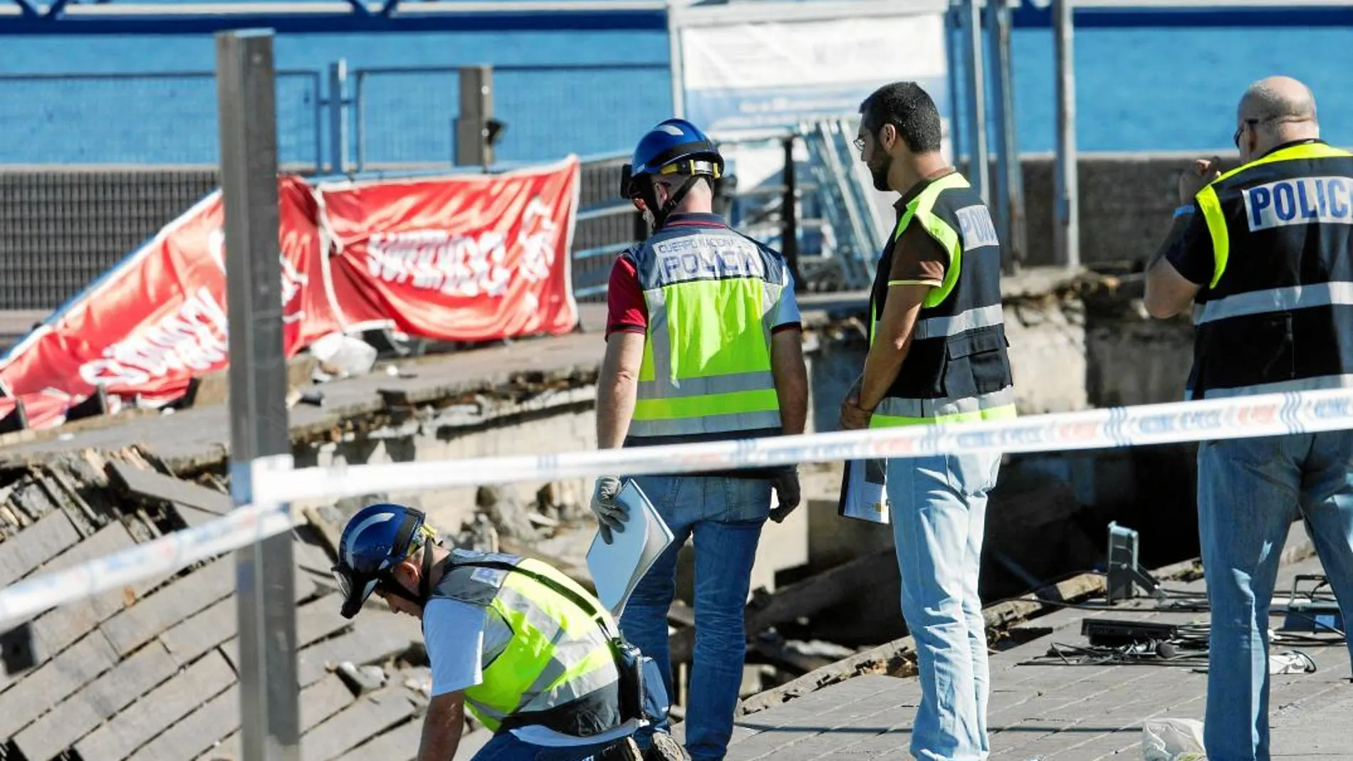 La Policía científica volvió ayer a la zona cero del muelle para realizar un informe pericial sobre lo sucedido