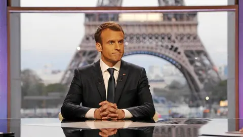 El presidente Emmanuel Macron responde a las preguntas de los periodistas de BMFTV y Mediapart