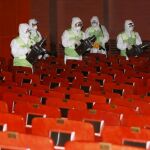 Trabajos de prevención conta el MERS en un teatro de Seúl