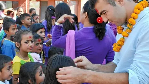 El profesor voluntario, Rubén Marc Cano durante su estancia de cuatro meses en el Colegio Bal Ganesh English School de Nepal