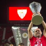 El director deportivo del Sevilla FC Ramón Rodríguez "Monchi"festeja con la afición la quinta Liga Europa del equipo sevillista, conseguida el pasado miércoles 23 en Basilea (Suiza)