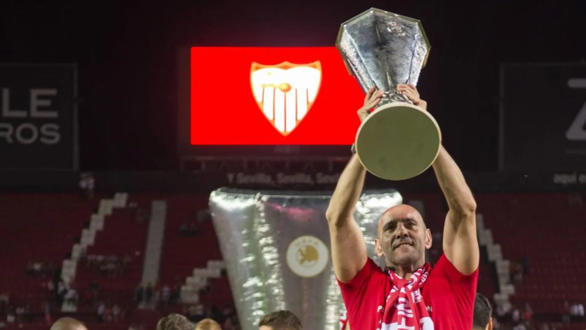 El director deportivo del Sevilla FC Ramón Rodríguez "Monchi"festeja con la afición la quinta Liga Europa del equipo sevillista, conseguida el pasado miércoles 23 en Basilea (Suiza)