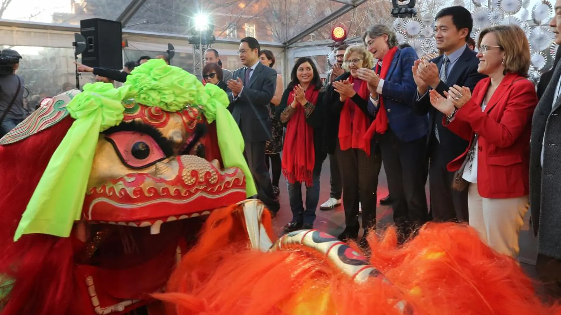 Celebraciones del año nuevo chino en Madrid con presencia de la alcalsea, Manuela Carmena. Rubén Mondelo