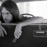 El fotógrafo Henry Diltz realizó en los años 70 una serie de fotografías de Neil Young con diferentes coches camino de sus citas con la música
