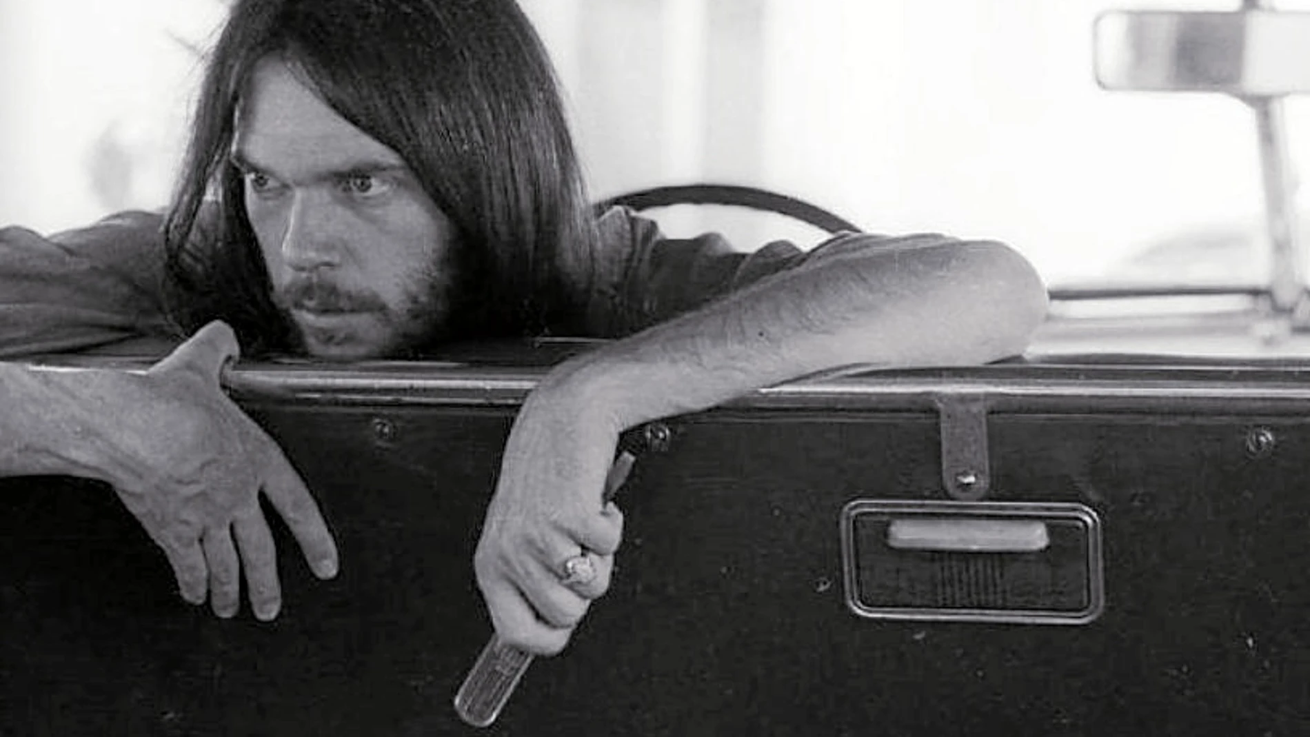 El fotógrafo Henry Diltz realizó en los años 70 una serie de fotografías de Neil Young con diferentes coches camino de sus citas con la música