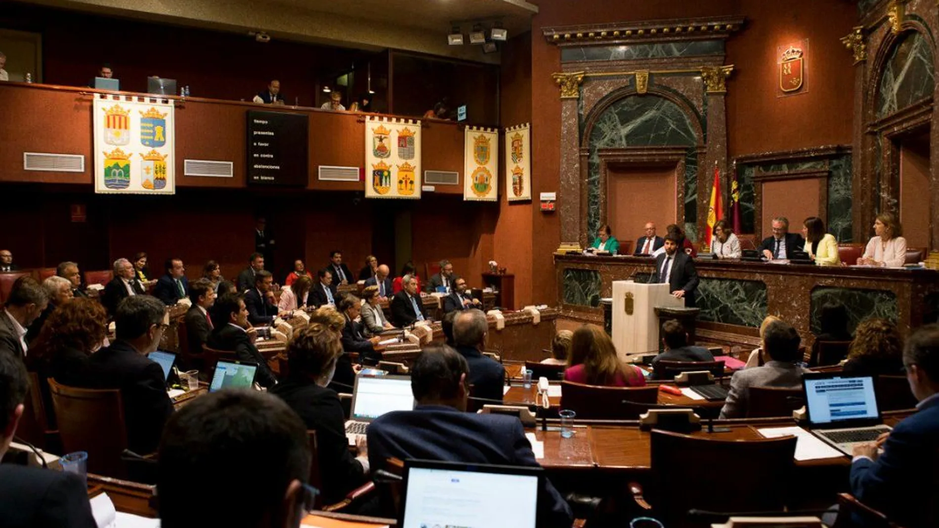 La Razón. El presidente de la Región, Fernando López Miras, ayer durante la segunda sesión del Debate del Estado de la Región, en la Asamblea Regional