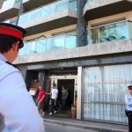 Un policía a la entrada del hotel de Lloret del Mar donde fueron encontrados dos niños muertos/Reuters