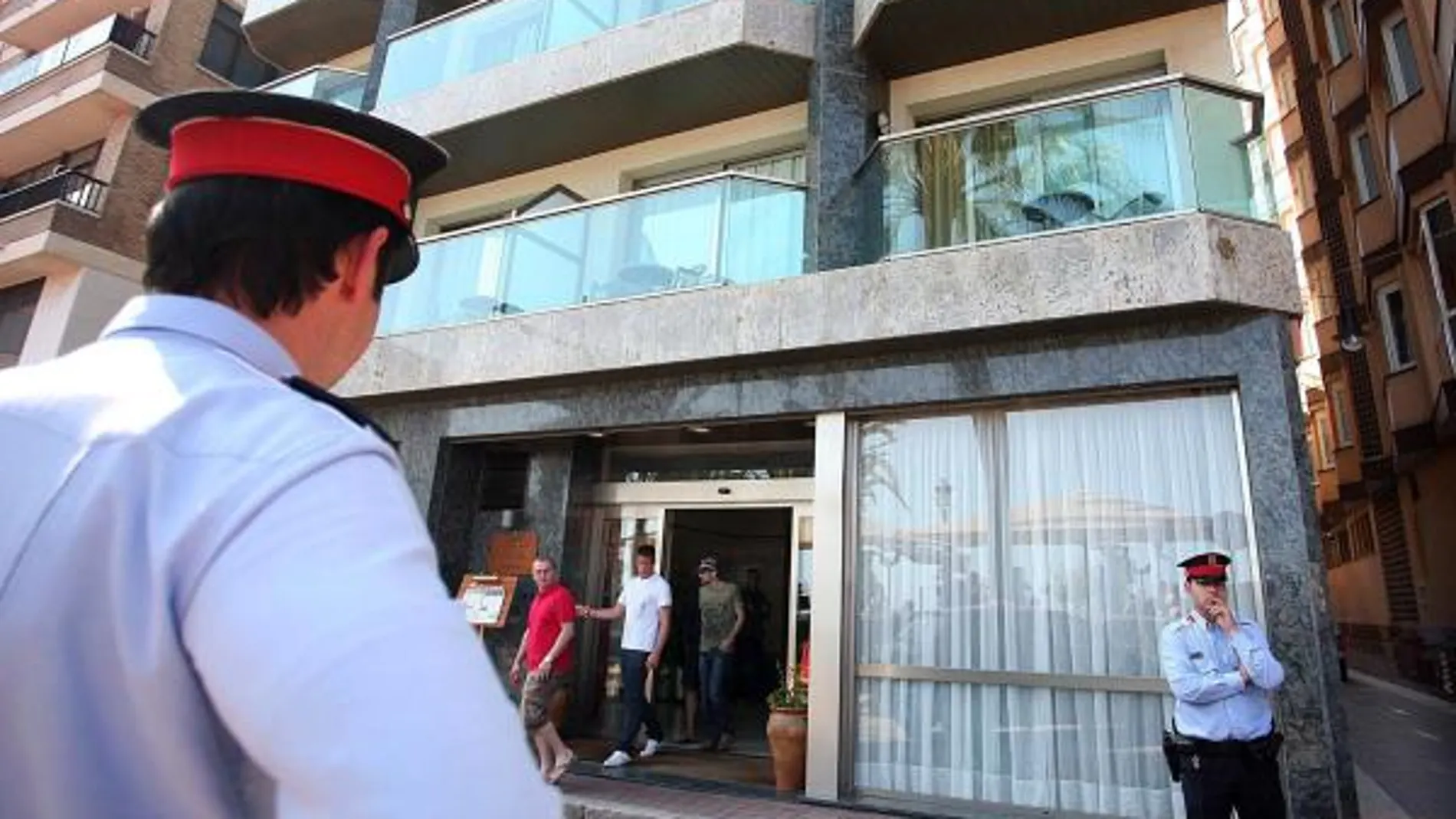 Un policía a la entrada del hotel de Lloret del Mar donde fueron encontrados dos niños muertos/Reuters