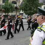 Un oficial de policía vigila durante el desfile de los Belfast Apprentice Boys por la zona de Derry/Londonderry en Irlanda del Norte (Reino Unido) hoy, sábado 14 de agosto