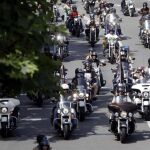 Miles de motocicletas Harley Davidson llegadas de toda Europa han participado hoy en Barcelona en el tradicional "desfile de las banderas".