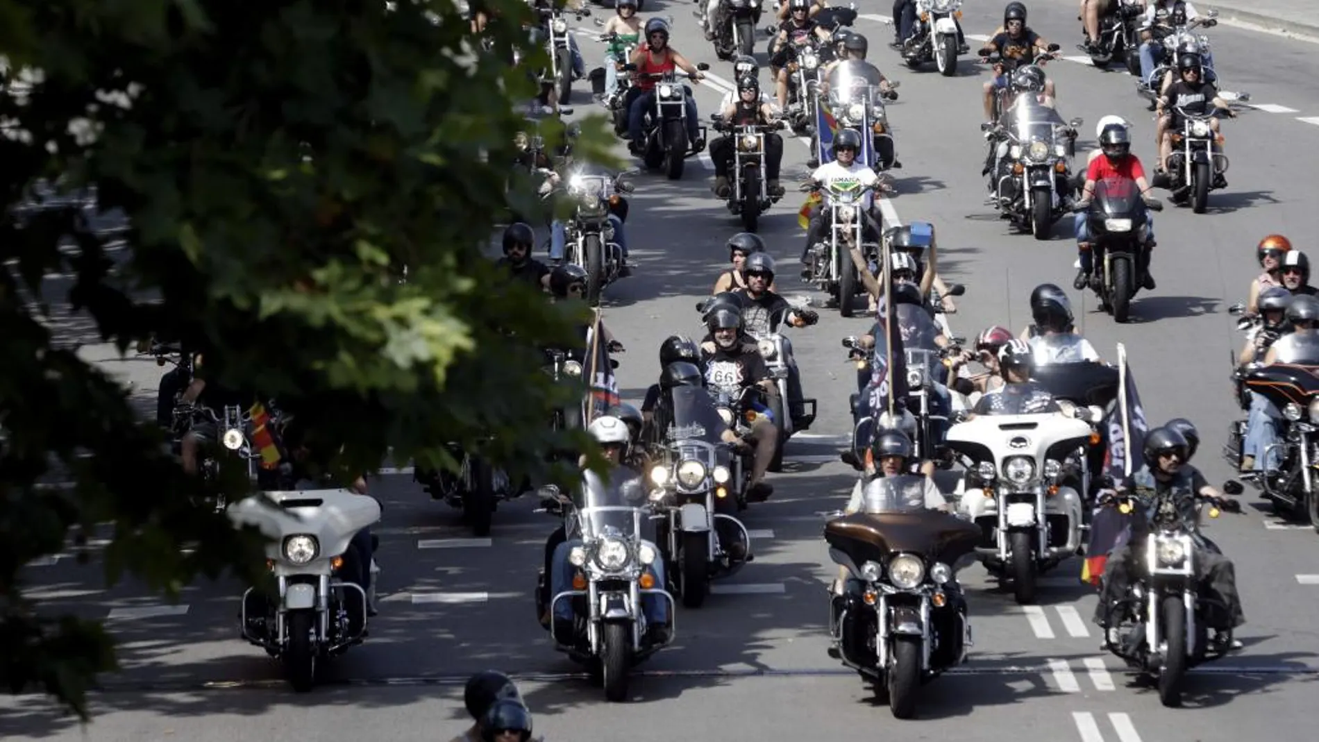 Miles de motocicletas Harley Davidson llegadas de toda Europa han participado hoy en Barcelona en el tradicional "desfile de las banderas".