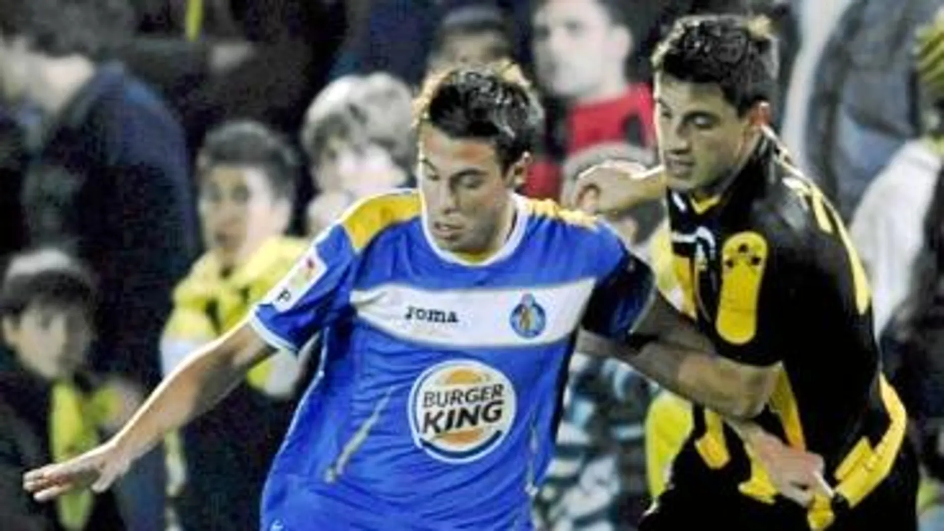 Sardinero, que ascendió con el filial del Getafe el año pasado en ese mismo estadio y ayer marcó, controla el balón ante Aguiar