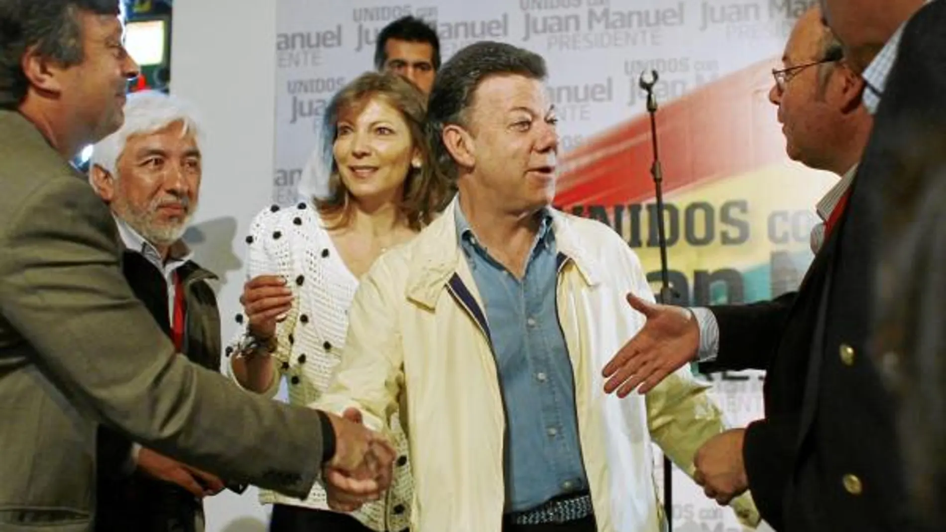 El candidato del centroderecha, Juan Manuel Santos, saluda a los periodistas tras terminar el encuentro que mantuvo con ellos ayer en Bogotá