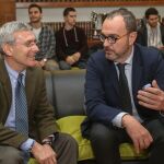 Juan Pablo Colmenarejo, director del programa de «La Linterna» de la Cope, ponente de esta jornada, conversa con el director del Colegio Peñafiel, Manuel Brisset