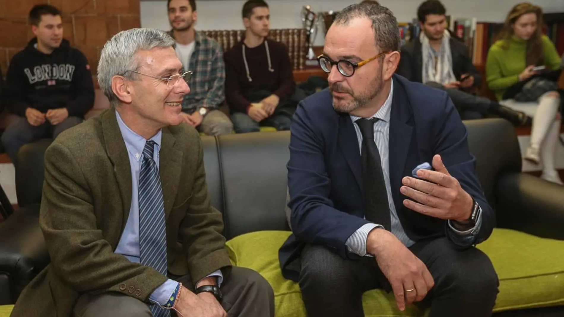 Juan Pablo Colmenarejo, director del programa de «La Linterna» de la Cope, ponente de esta jornada, conversa con el director del Colegio Peñafiel, Manuel Brisset