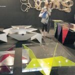 Una visitante de la feria observa los muebles más novedosos