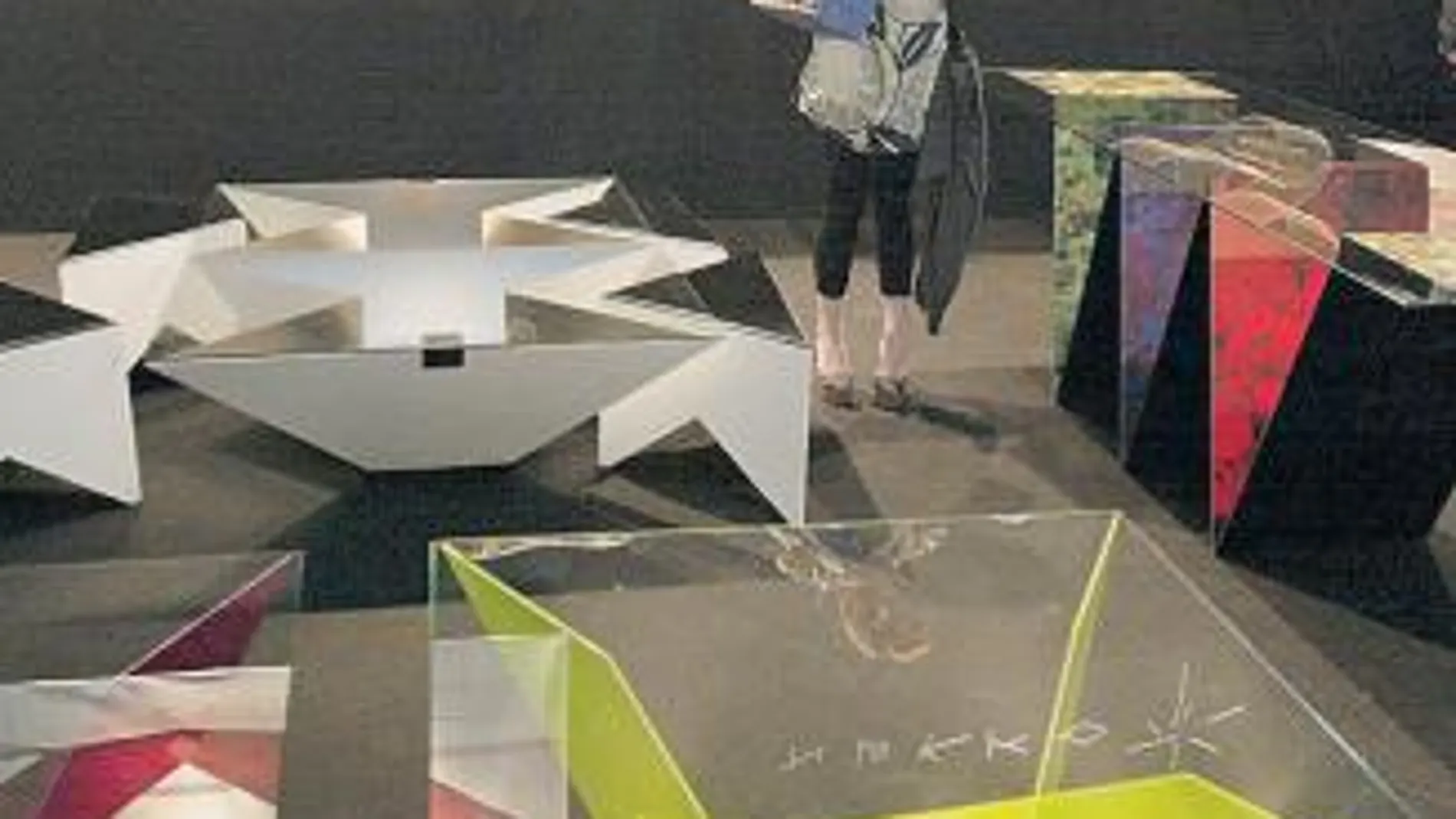 Una visitante de la feria observa los muebles más novedosos