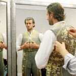 El extremeño Israel Lancho se prueba el vestido diseñado por Montesinos que estrenará mañana