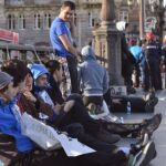Alrededor de cien jóvenes se han encadenado a ambos lados del Puente del Arenal en Bilbao reclamando el acercamiento de los presos.