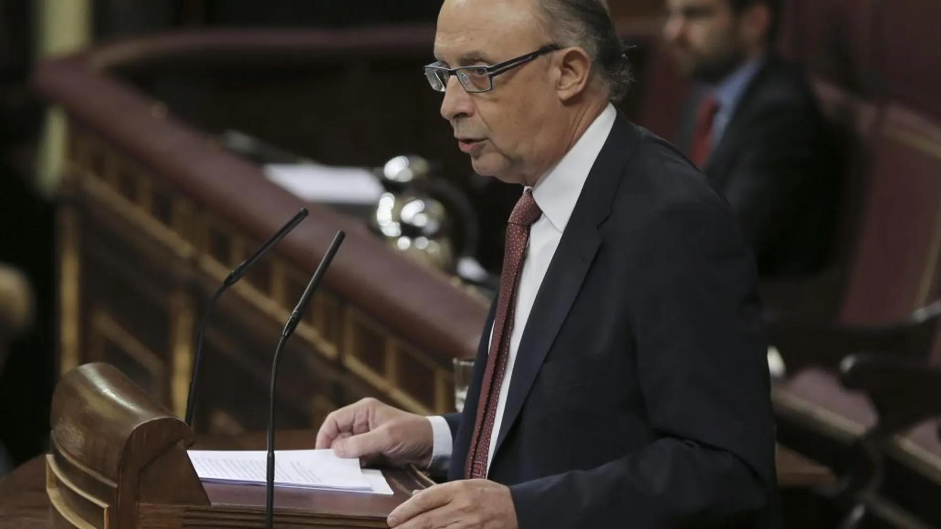 El ministro de Hacienda, Cristóbal Montoro, durante su intervención en el debate del Congreso sobre los objetivos de estabilidad presupuestaria para el periodo 2016-2018